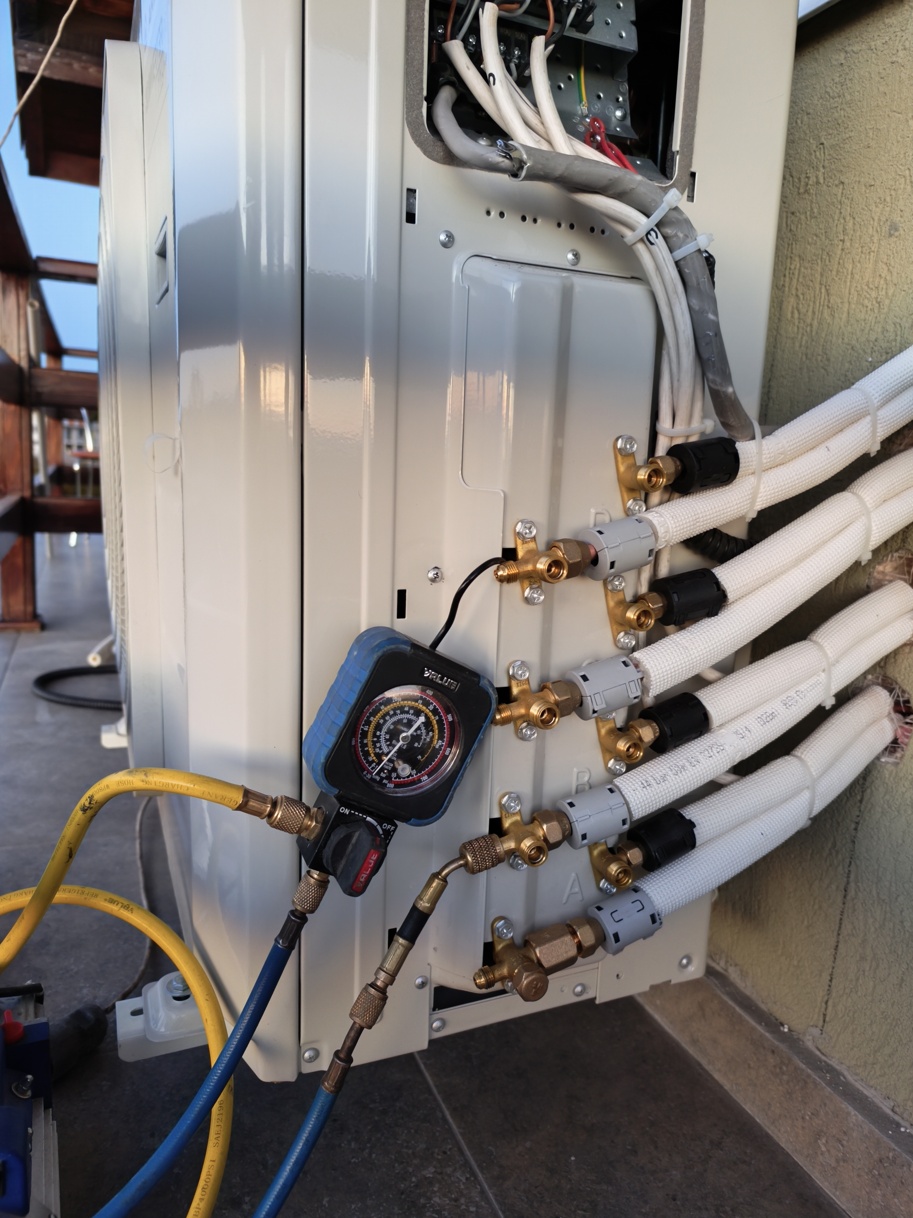 Conexiuni frigorifice curate la unitatea exterioară multisplit