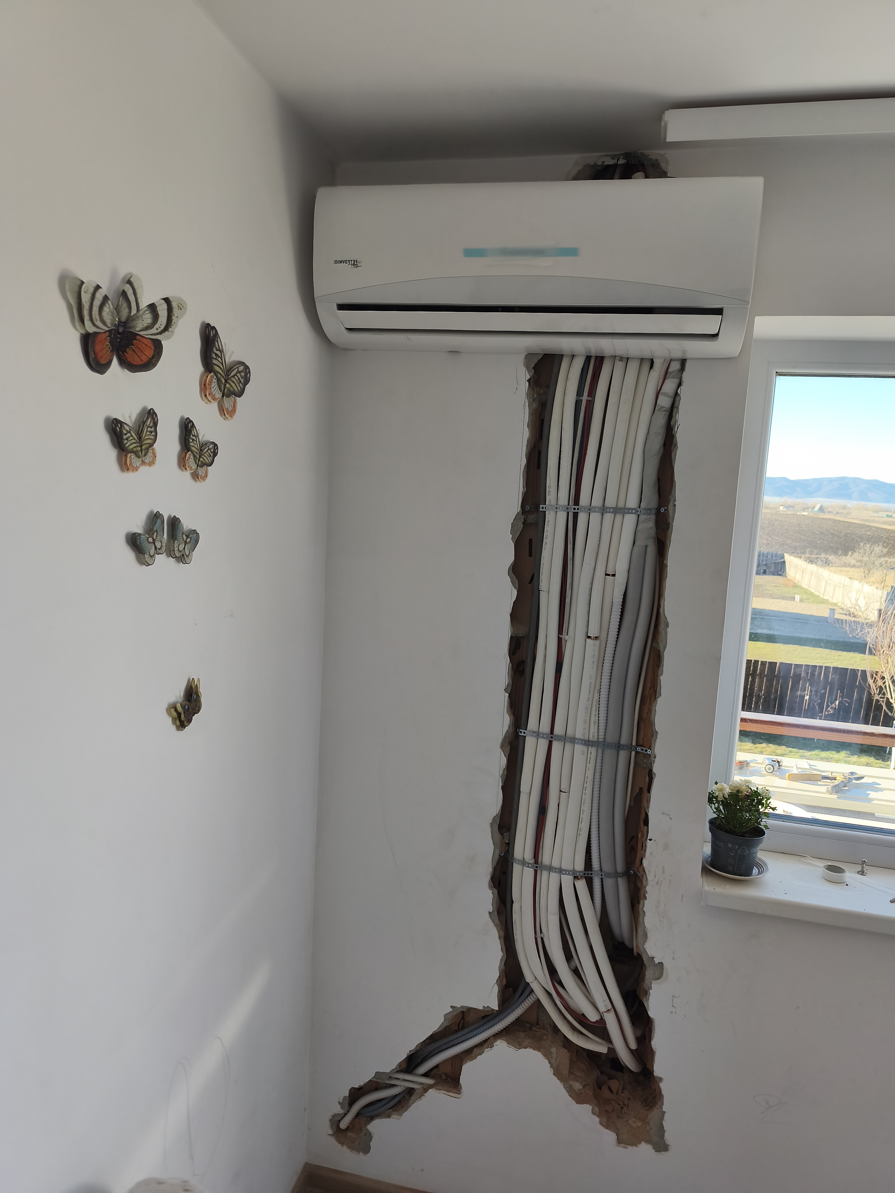 Săpătură în perete pentru traseu frigorific ascuns în Brașov