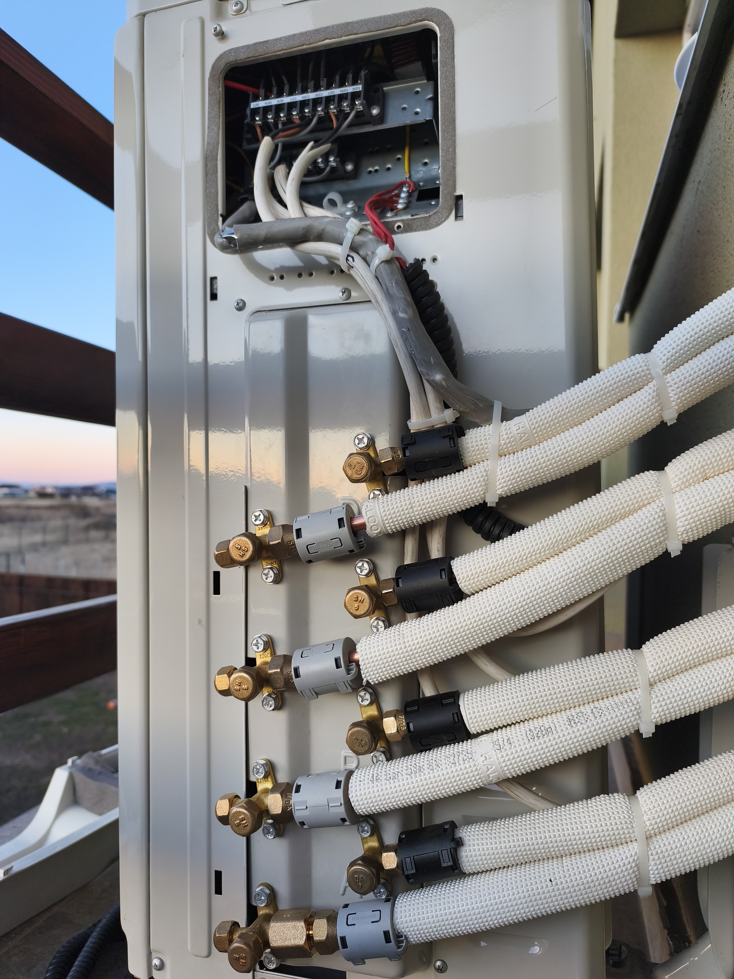 Unitate exterioară multisplit Ariston montată în Brașov